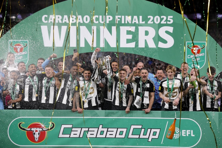  外媒：紐卡VS桑德蘭女足比賽，紐卡球迷高唱“贏了獎(jiǎng)杯就站起來”