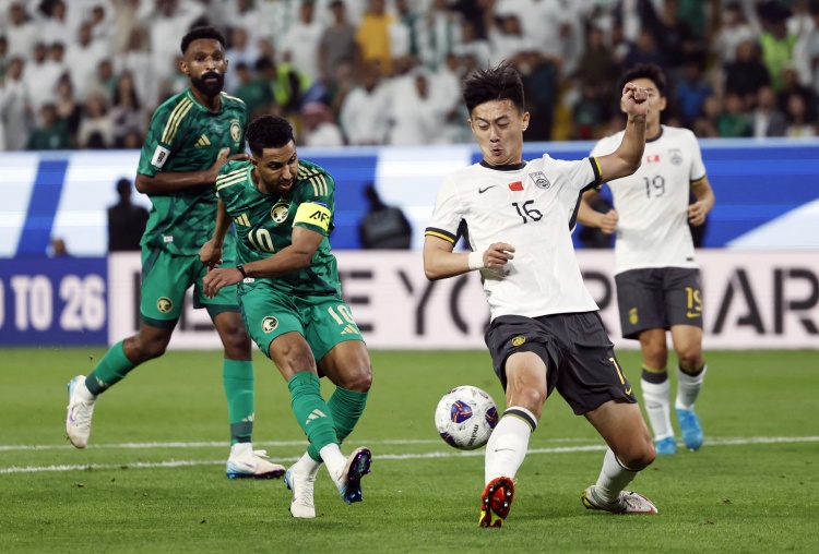  記者：蔣圣龍狀態(tài)火熱，斯盧茨基面對(duì)多人傷停可以寬心不少