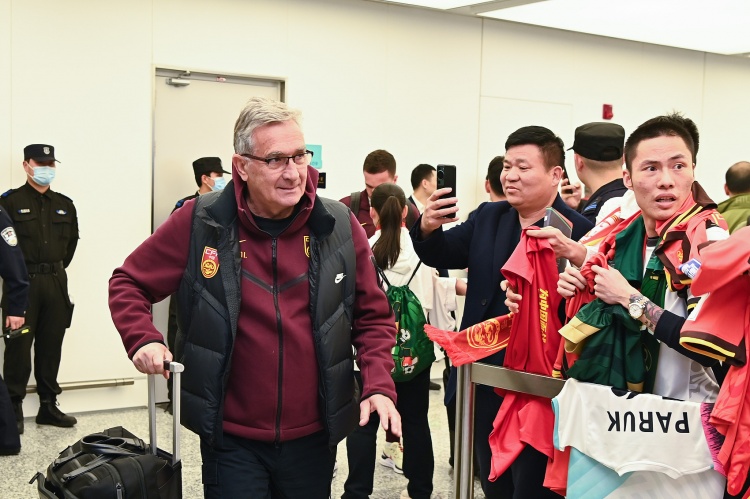  蘇媒：國(guó)足仍有爭(zhēng)第二希望，但真的不能再“守”下去了