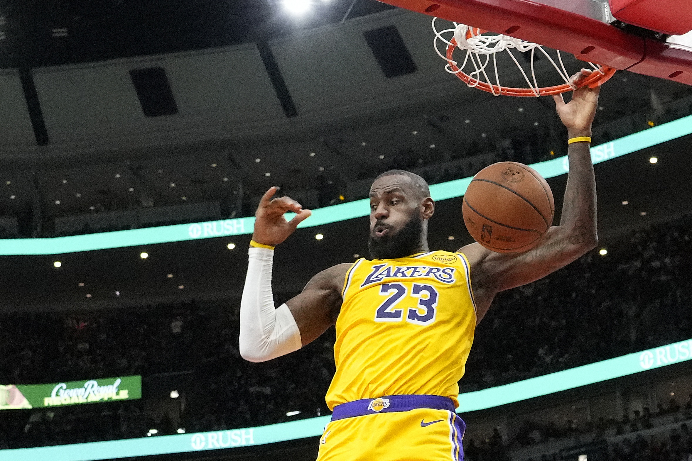  以身作則！詹姆斯上半場13中6得14分1板4助2斷 兩次造進(jìn)攻犯規(guī)