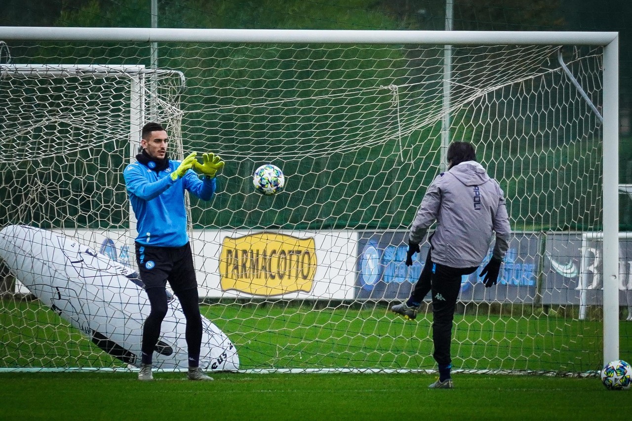  斯基拉：那不勒斯本周將嘗試與梅雷特敲定續(xù)約事宜，年薪250萬歐