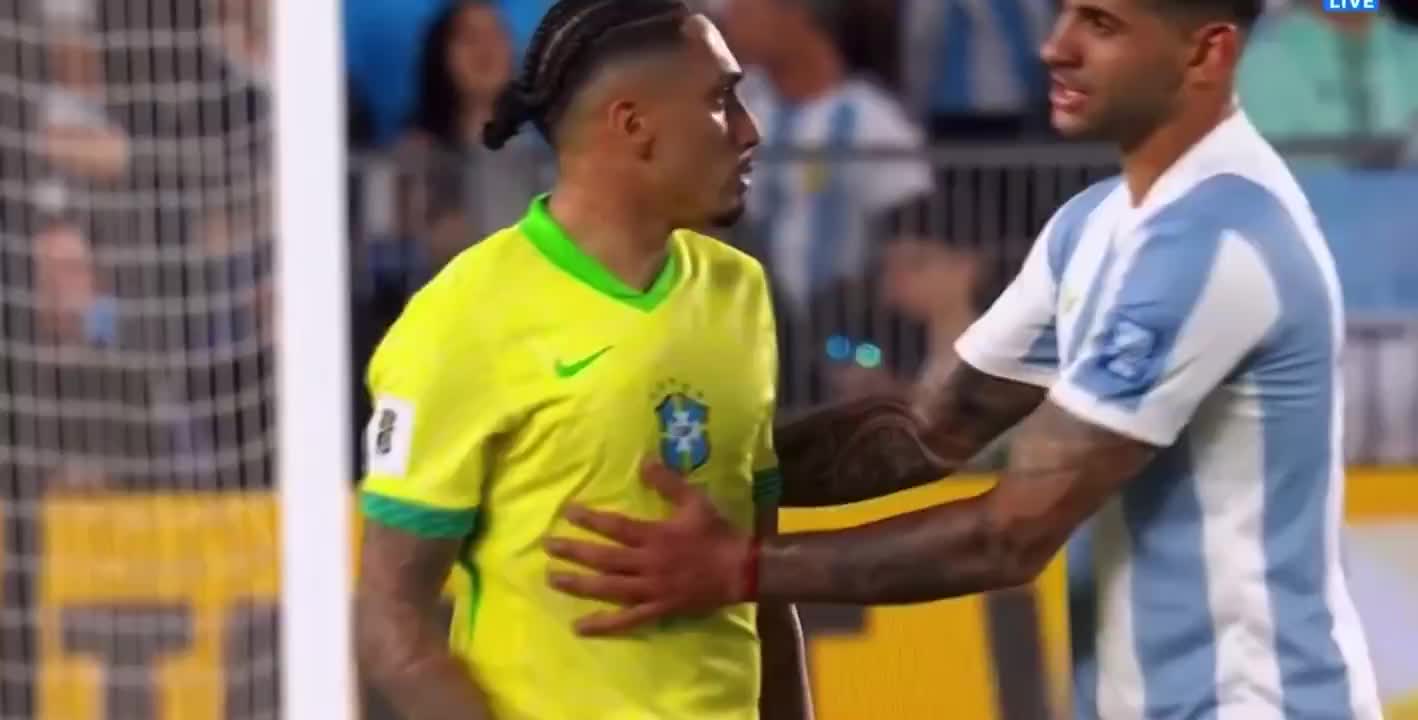  范志毅批國足背著手防守！媒體人反駁：無數(shù)國際巨星都這么做